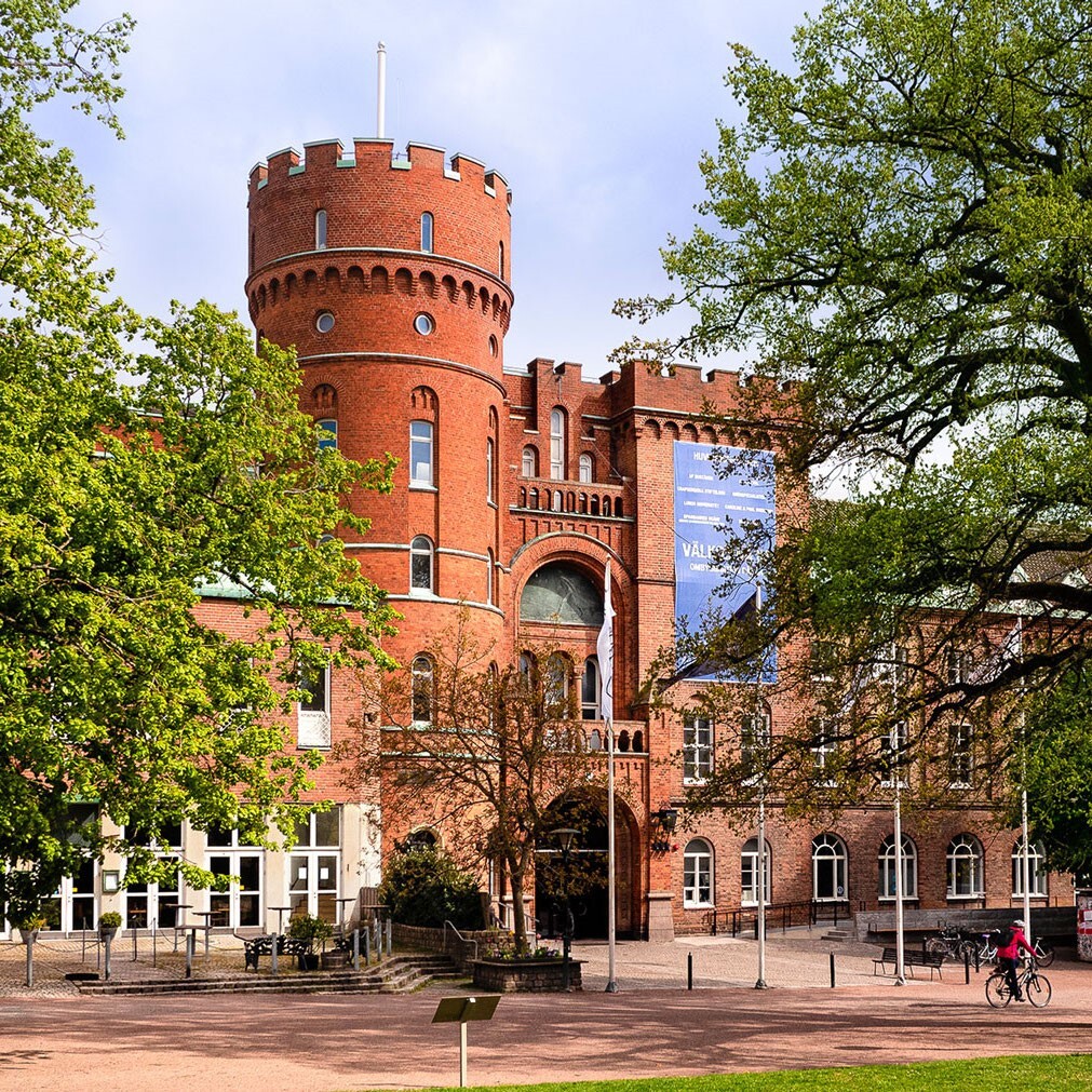 picture of a historical castle in a city