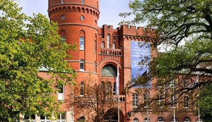 picture of a historical castle in a city